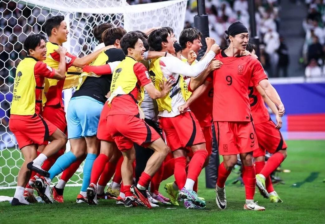 Thủ môn Hàn Quốc cản được 2 quả penalty của Ả Rập Xê Út do nghe lời vợ 3 AFC Asian Cup 2023: Jo Hyeon-woo's heroics power Korea Republic to thrilling win over Saudi Arabia